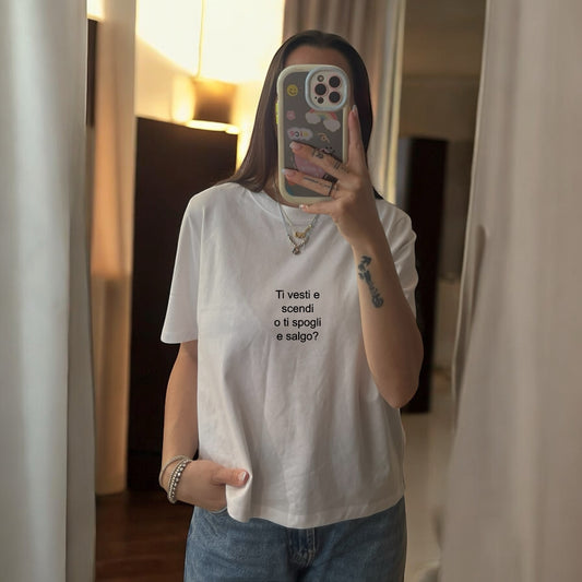 Tee - “Scendi o ti spogli?”